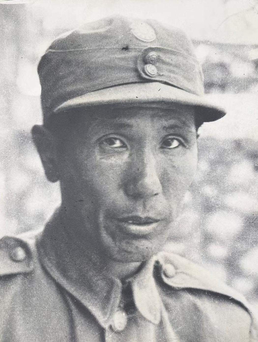 1948年，国军中将汤毅生，在河北昌黎被俘，留下了这一张罕见的留影。镜头之下，他