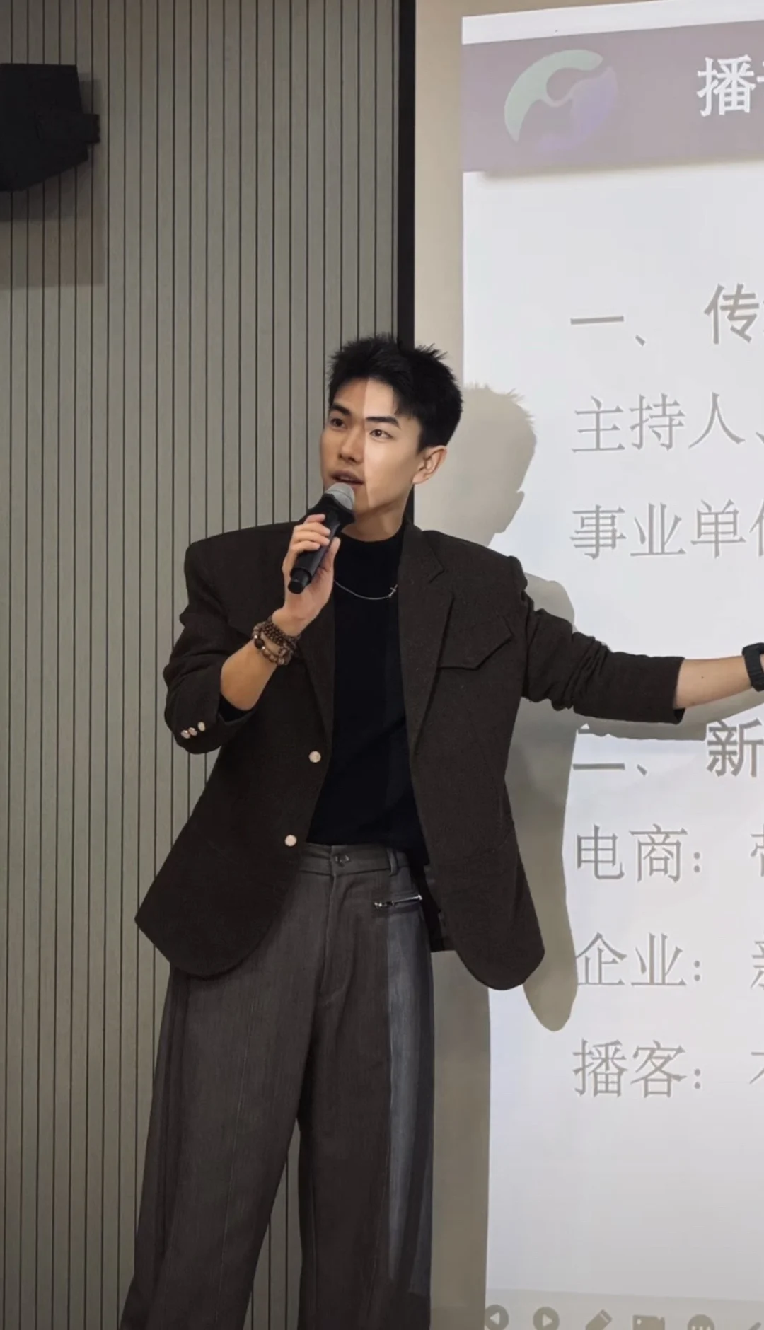 别让年龄定义能力，我站在讲台的样子