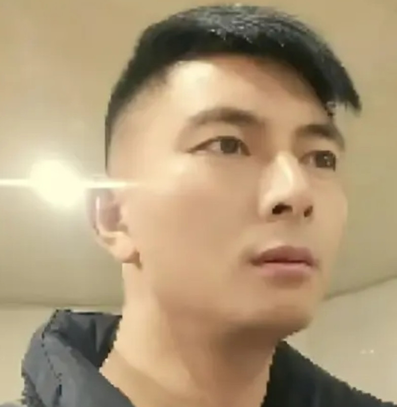 这名中年男子真的可惜了，太热天的好心给邻居帮忙扶方向盘，结果自己活活在车里热死了