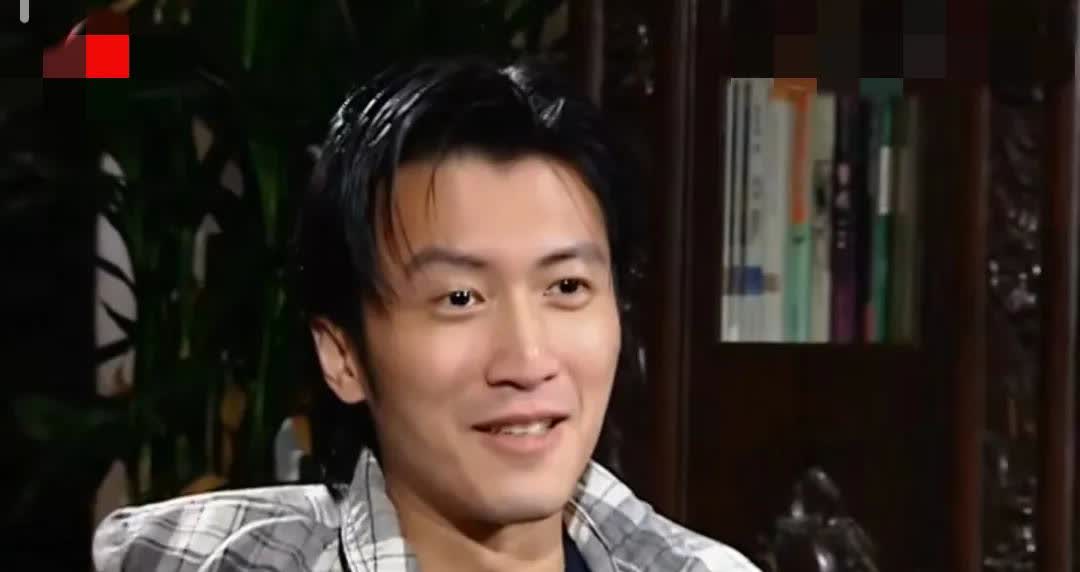 谢霆锋谈到给张柏芝求婚这段满眼幸福。他说:我包了半个岛，当我跪在沙滩请她嫁给