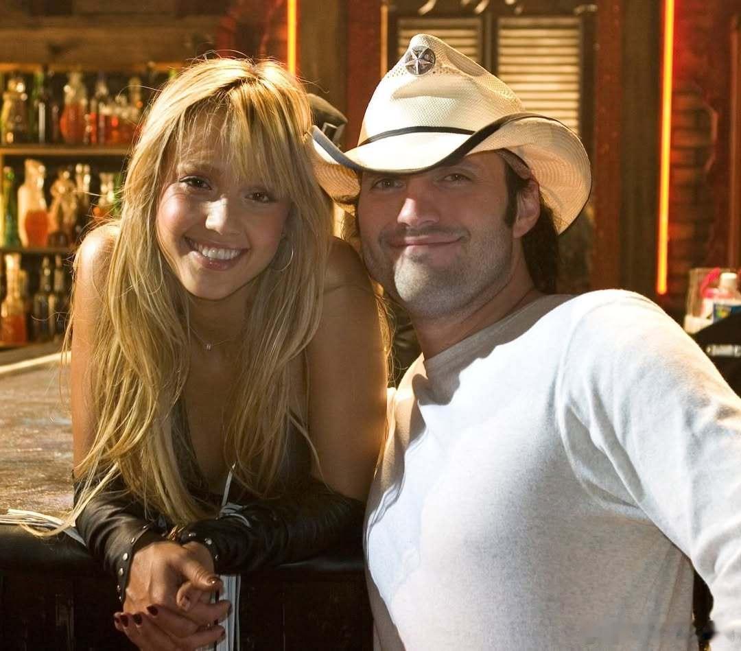 《罪恶之城》的导演RobertRodriguez晒出和芭姐Jessicaal