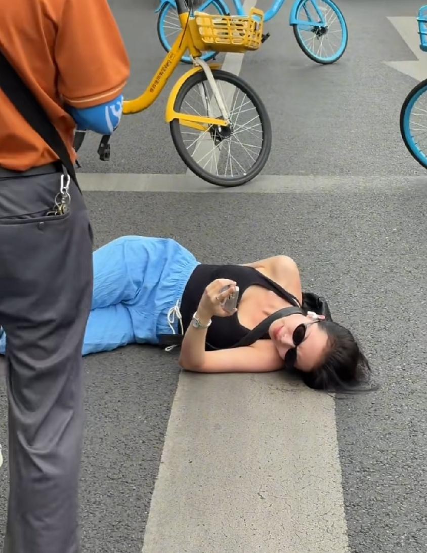 6月2日，四川成都街头。一女子骑共享单车与外卖骑手电动车相撞，巨大冲击力让二人当