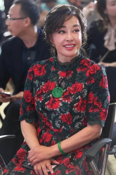 2008年，在谢晋导演的追悼会上，刘晓庆提着一袋子钱硬往谢晋妻子徐大雯手里塞。可