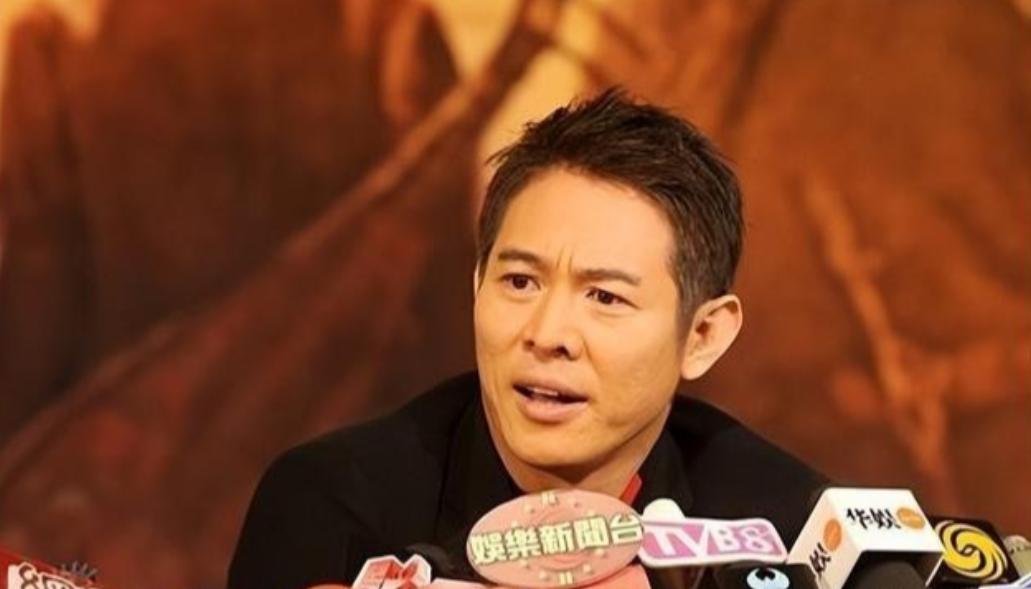 1994年，日本记者质问李连杰："南京大屠杀死了30万人，你们一个个数的吗？"李