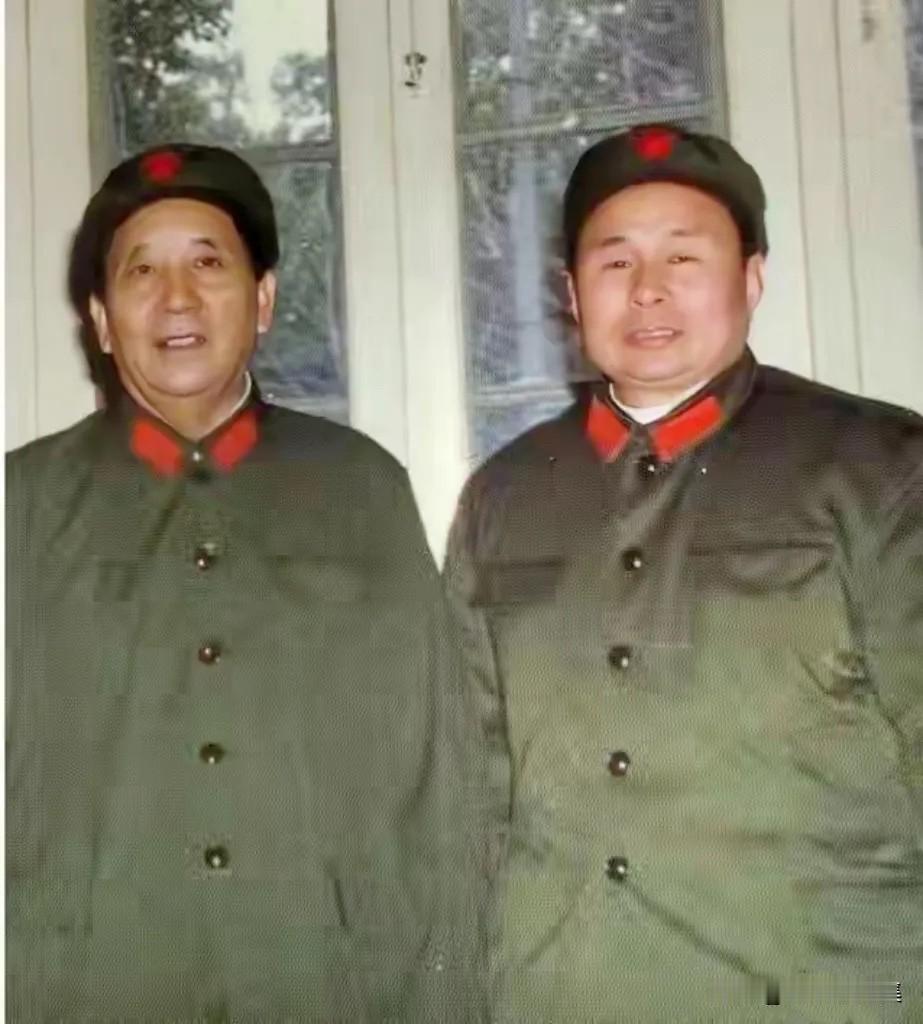 1981年，北京军区司令员秦基伟将军（左）与15军军长康星火的合影。秦基伟将军是