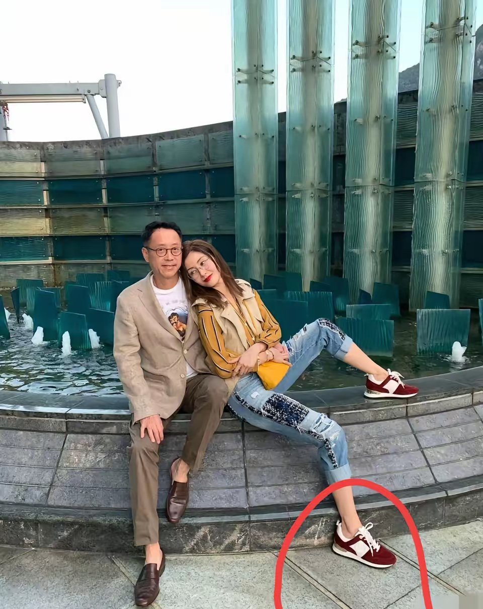 李嘉欣穿的什么牌子的鞋，贵不贵啊