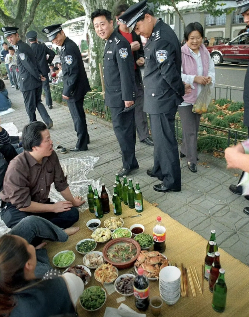 哇！据悉，这是2001年西湖边上的场景！首先，伙食真不错。其次，画面显得很