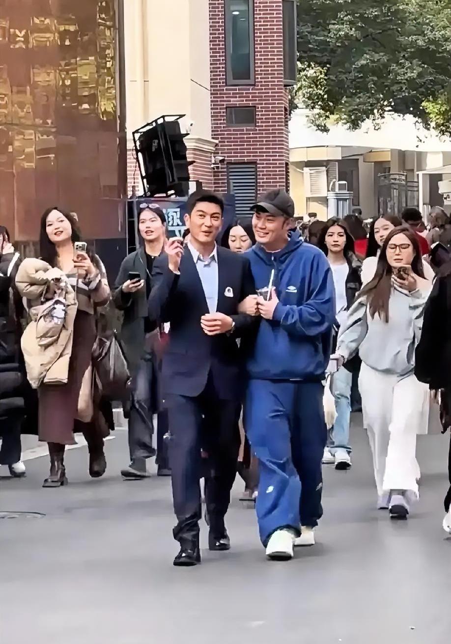 陈赫怎么回事？跟杜江在一起这气质都不对了，看陈赫一脸娇羞的挂在杜江身上的样子，真