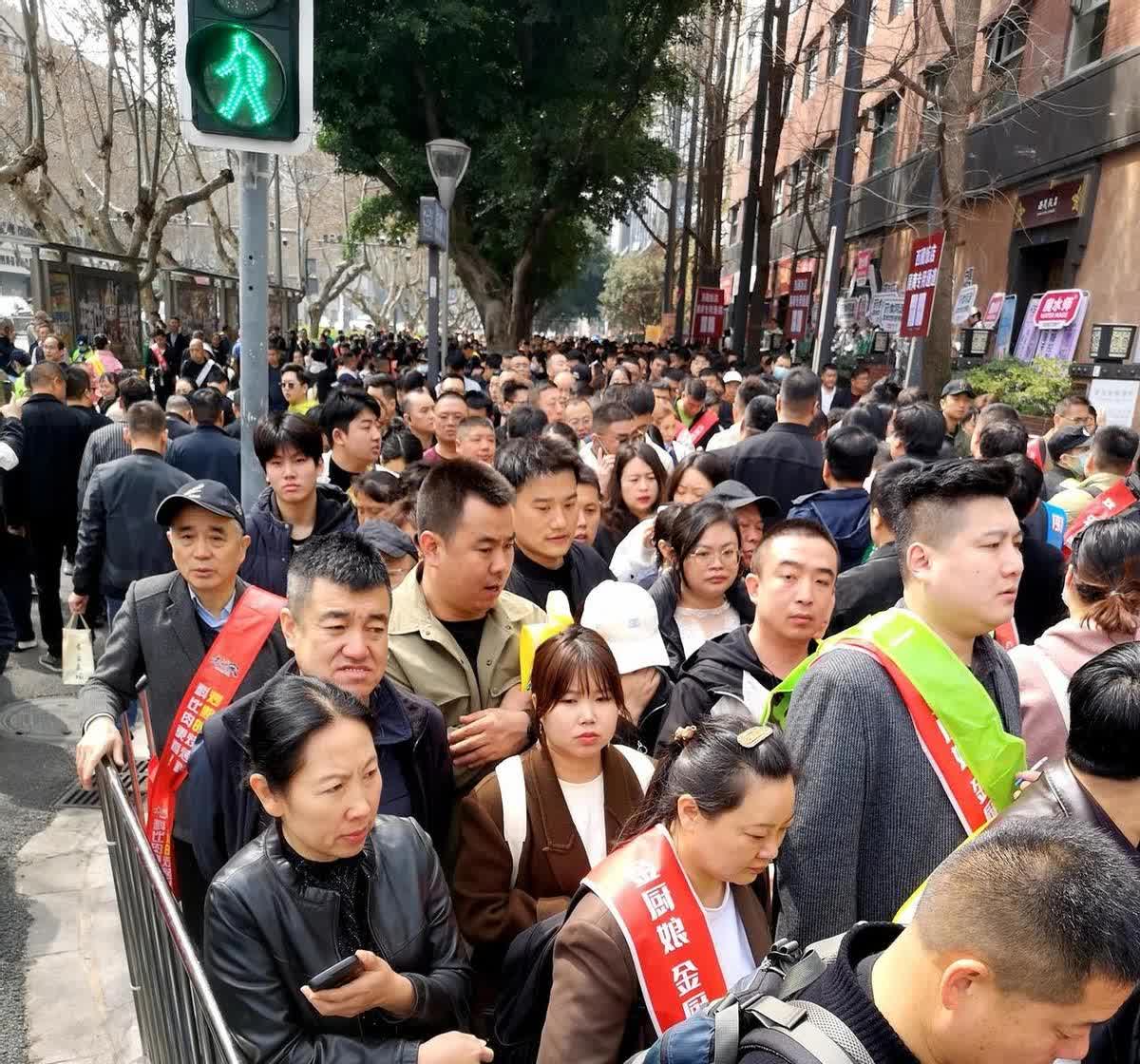 成都糖酒会，人民北路一段，西藏饭店那一块，疯了！你敢信？红旗连锁、火锅店，全被清