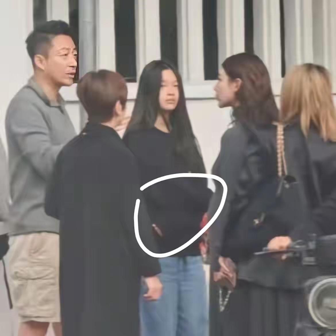 小梅的妈妈也很担心自己的女儿，小菲是非那么多，看看女儿这样，就怕压力大，作为父母