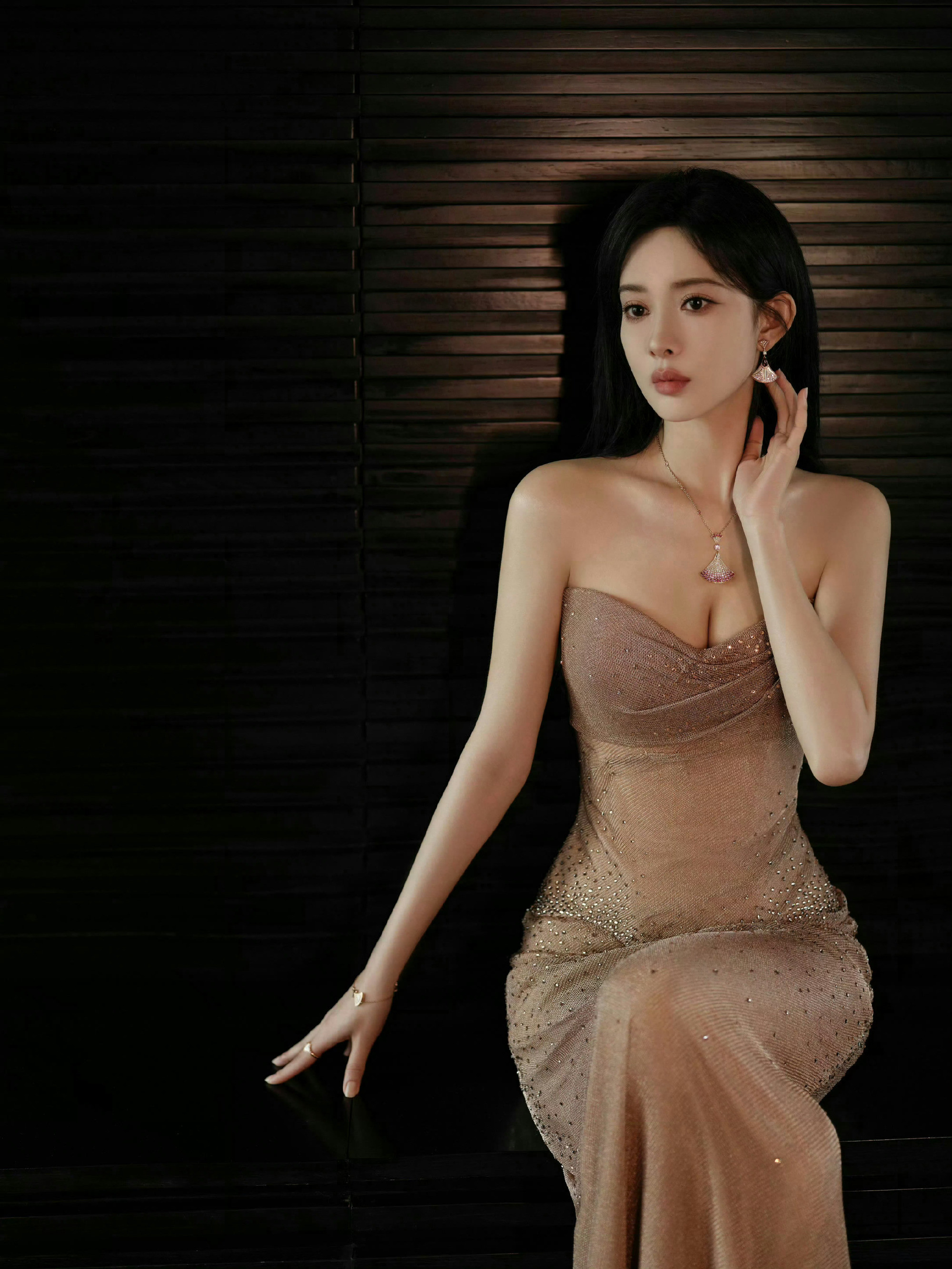 孟子义早期眉眼，孟姐这套抹胸裙穿搭好有仙气。孟子义