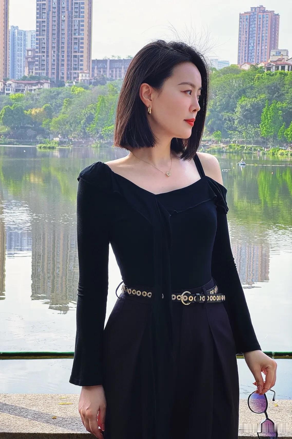 优雅黑裙，湖畔漫步，尽显都市女性魅力