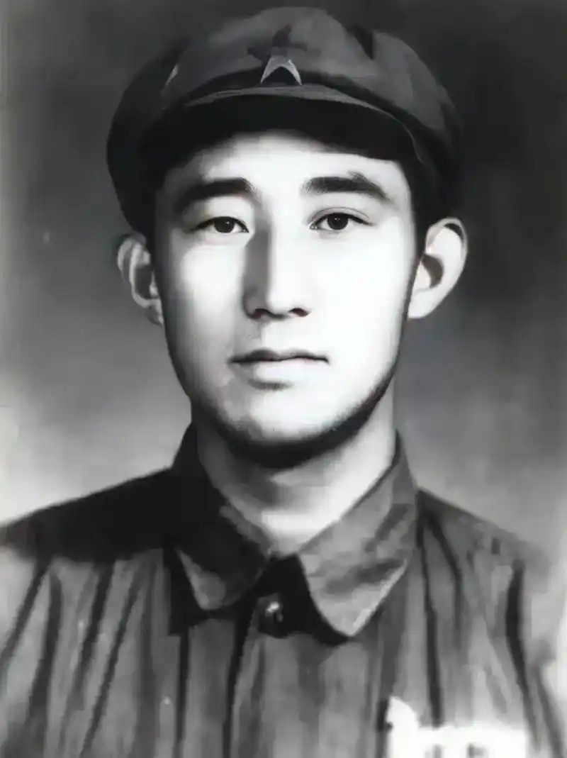 1949年，潜伏在敌人内部的地下党吴荣森，已经引起了特务的怀疑，他察觉到危险后，