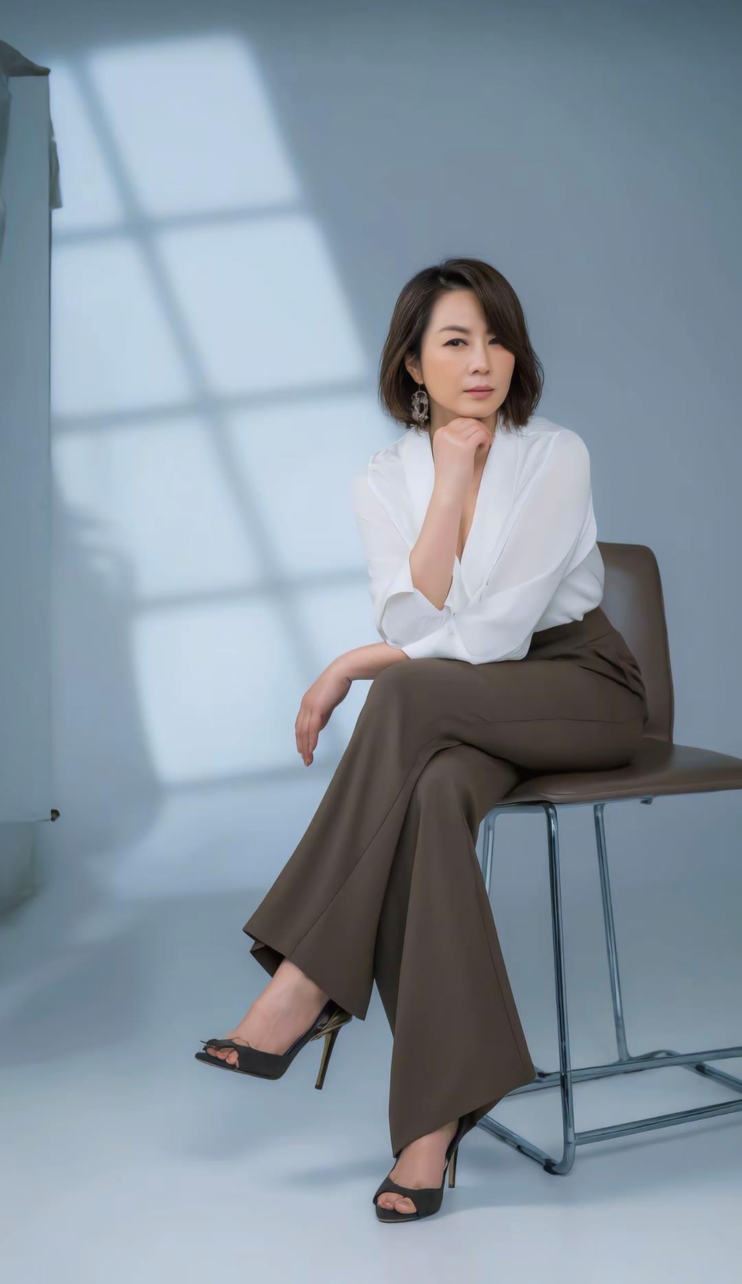 成熟端庄漂亮的女人都有什么特点成熟端庄的女人，自带岁月沉淀的韵味。眉眼间藏着从容