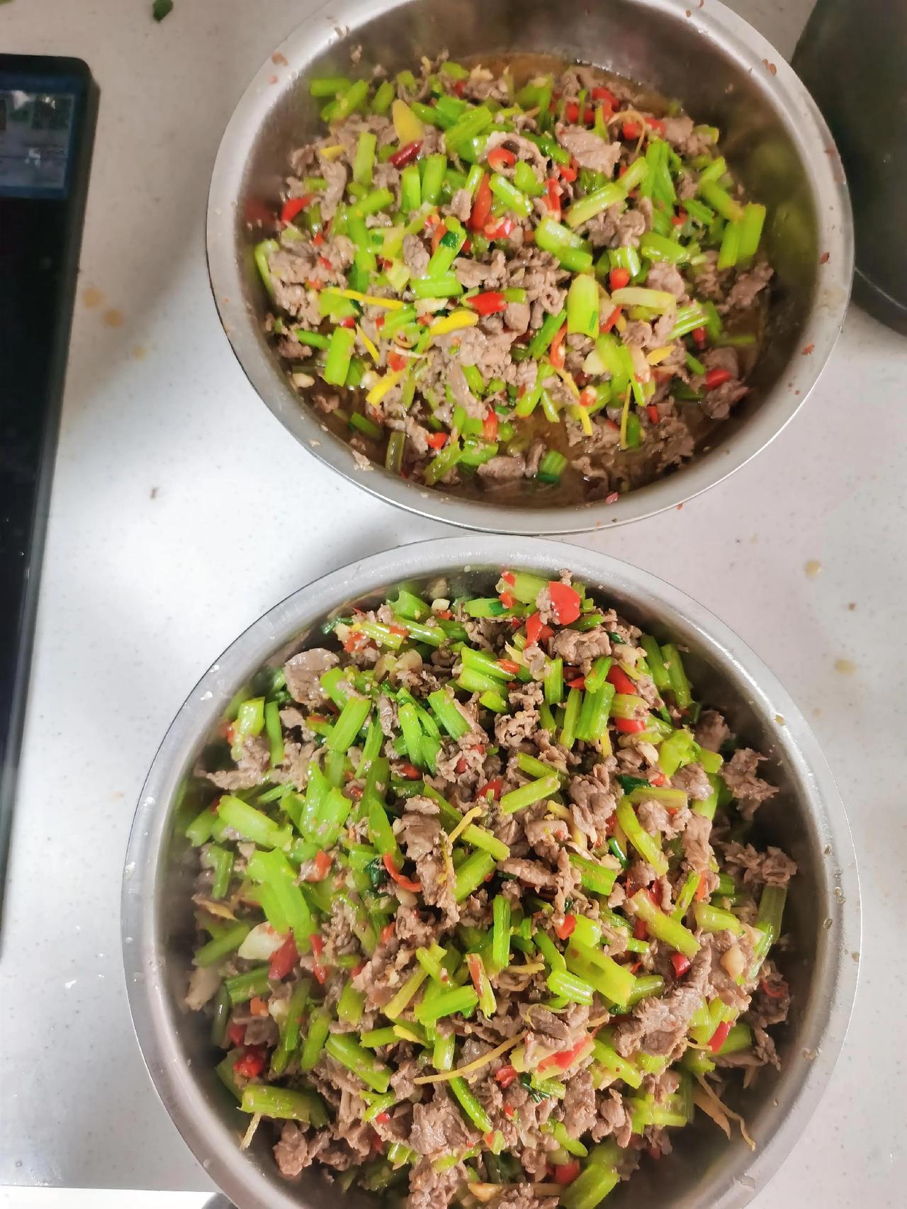 今日食堂菜谱：芹菜炒牛肉酸辣土豆丝炒红杆菜。近几个月以来，总是埋怨满