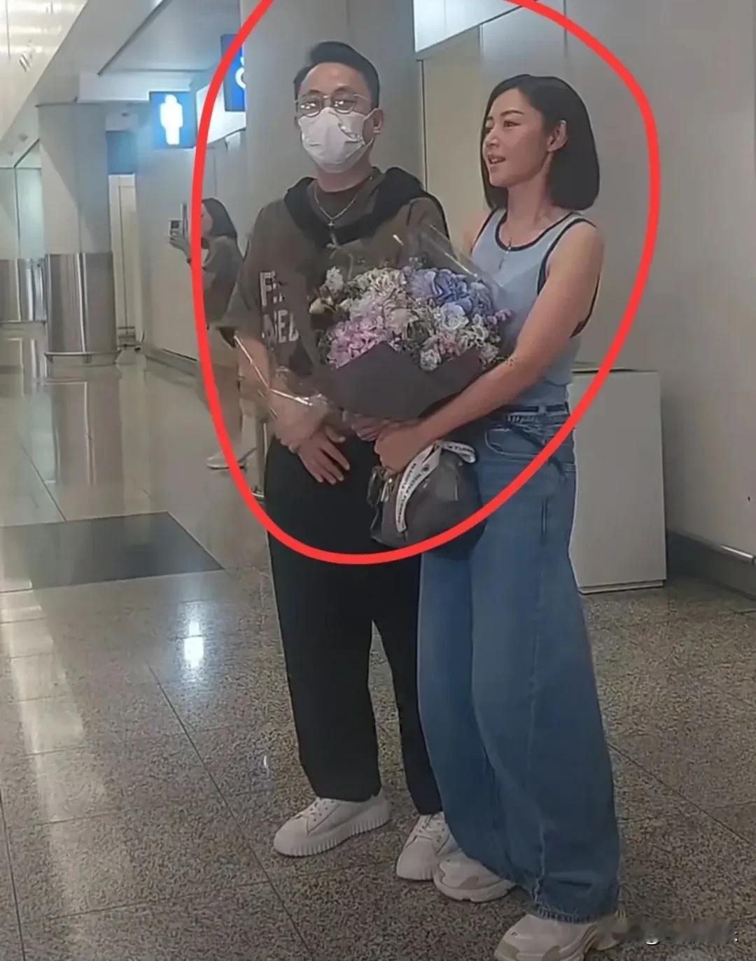 太浪漫了！卫诗雅背着百花奖杯回香港，老公机场献吻！新晋百花影后卫诗雅（10日