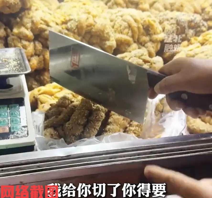 广东江门有女子接孩子途中，看有人卖大麻花。女子好奇便问询了大麻花的价格，摊主