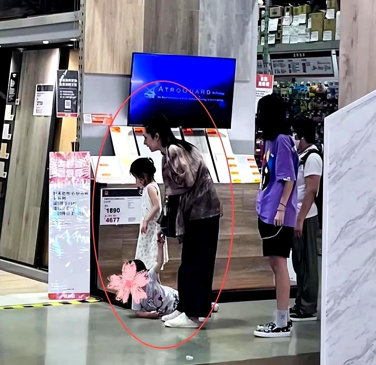 郭碧婷这豪门也是嫁了个寂寞，难怪她现在变的又老又瘦她要照顾生病的父亲，独