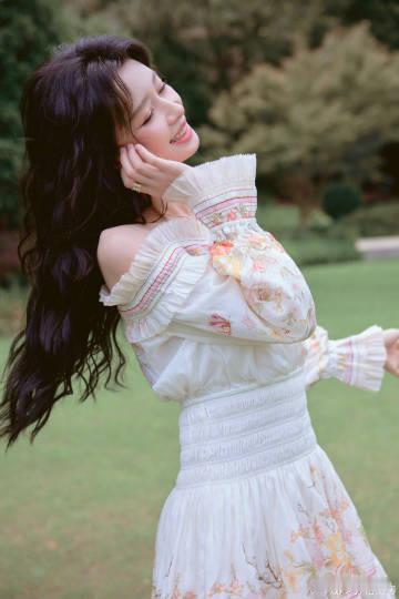 想要孙怡同款锁骨孙怡一字肩碎花连衣裙一袭一字肩碎花连衣裙，孙怡锁骨线条流畅，夏日