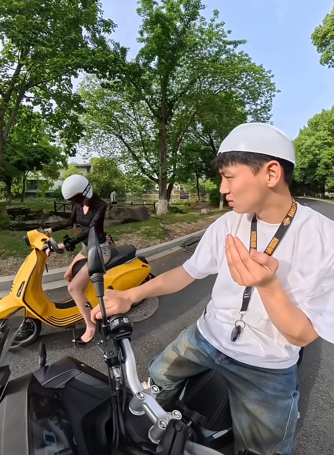 骑摩托车不能穿高跟鞋。