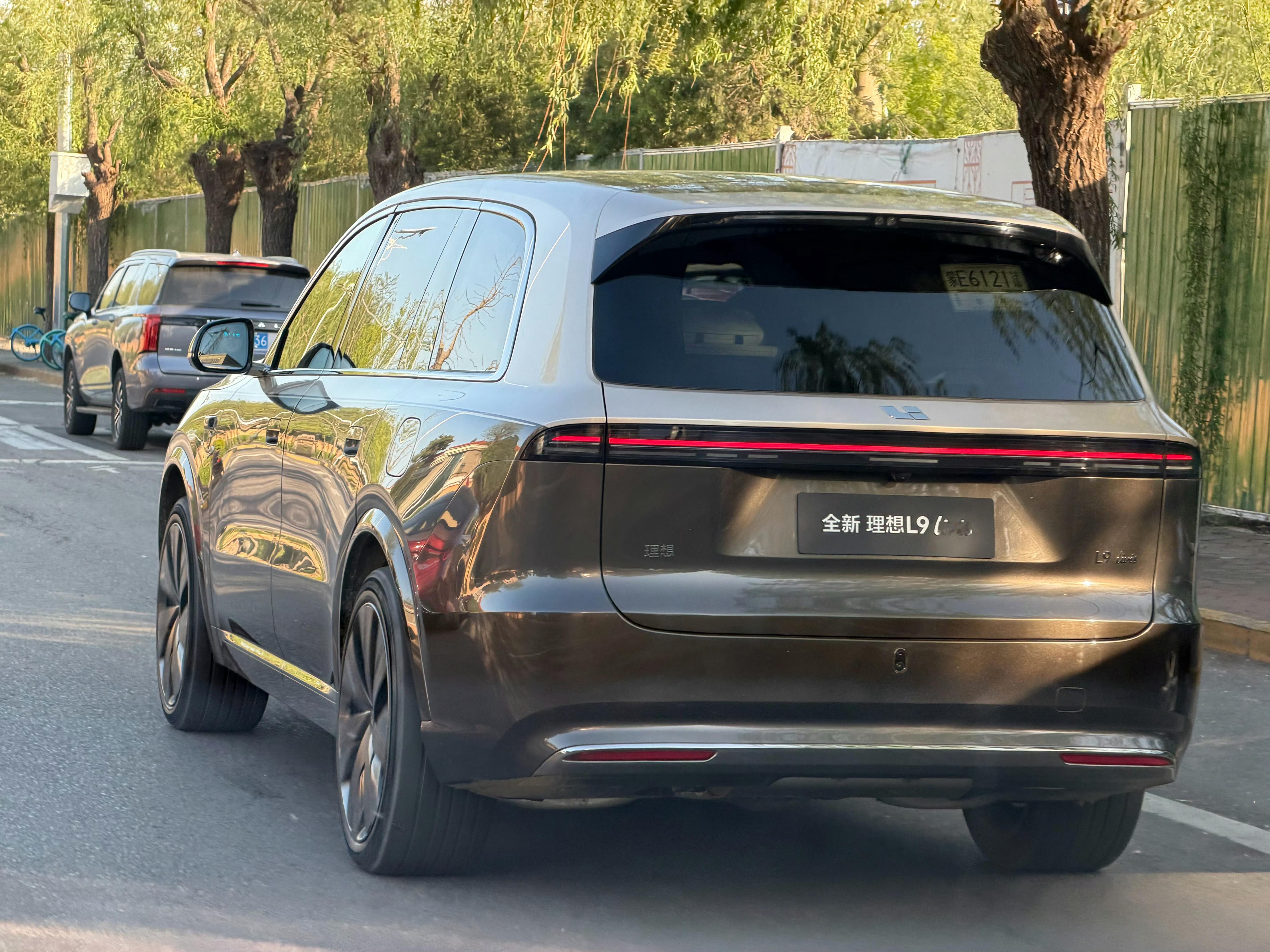 这屁股，真性感，一点不臃肿。理想L9Livis