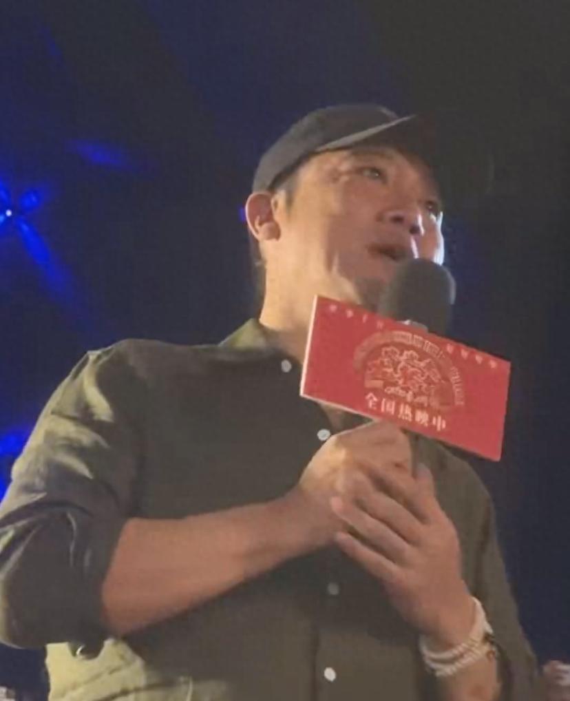贾冰现身《欢迎来龙餐馆》路演，沈腾看见他后直接贴脸开大：最近又聚会了没有啊？现场