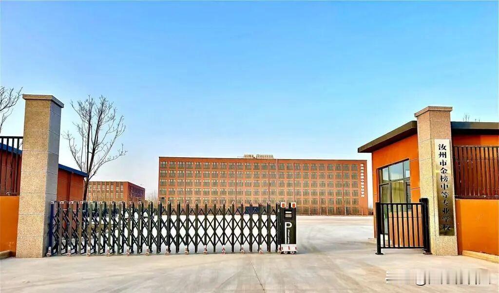 河南汝州一公职人员被曝在学校经营餐厅和超市。表面上看，好像只是公职人员违规经商的