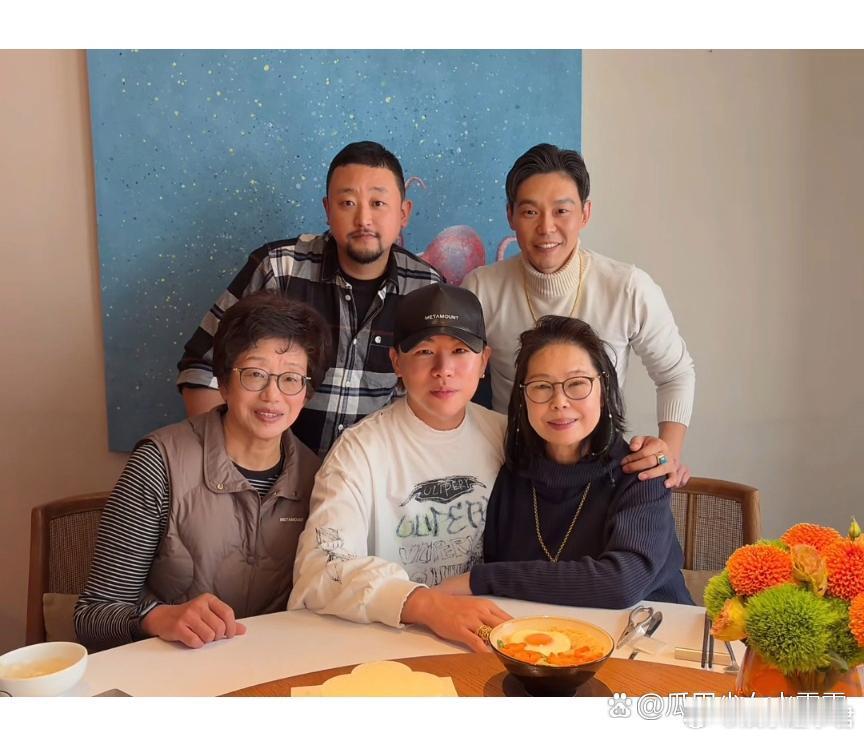 胡妈妈老版易梦玲￼胡彦斌晒照为妈妈庆生，有人觉得胡妈妈是老版易梦玲￼这就是的缘分