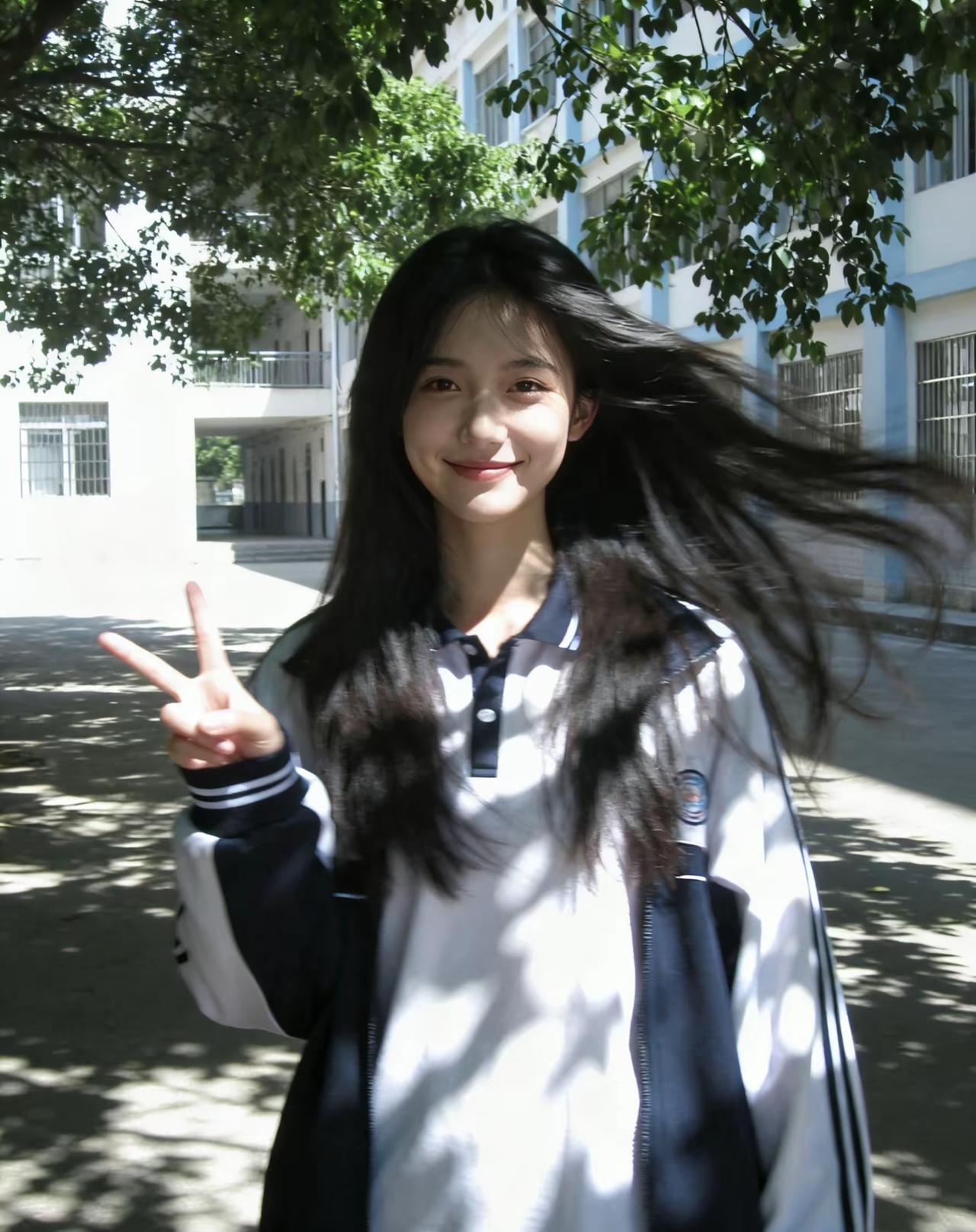 树荫揉碎了阳光，风也来抢镜——今天的校服和“剪刀手”，是青春最直白的甜✨（这发丝