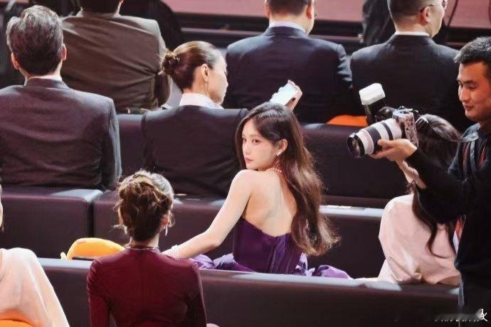 李一桐角色是演员的翅膀入行十年，李一桐以角色为翼，从黄蓉到陆文昔，每一个形象都