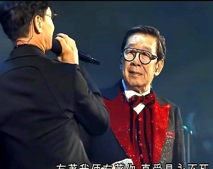 “歌神”张学友突然单膝下跪，全场都愣住了。台上的胡枫，90岁，在红馆开唱，已