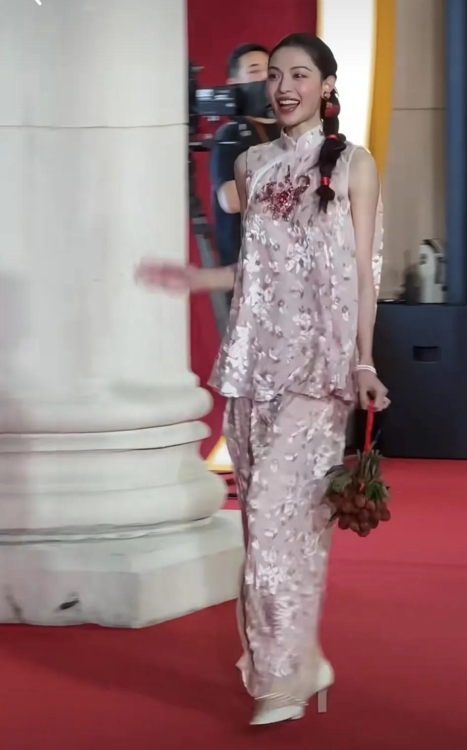 钟楚曦她每次出来都特别好看，她本身不是大美女长相，就是整体特别完美，妆容每次都得