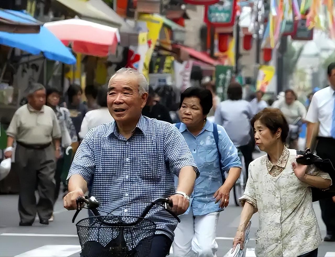 警惕！日本的恶性循环：老人内卷谋生，年轻人彻底看不到希望日本的高龄就业，看似缓解