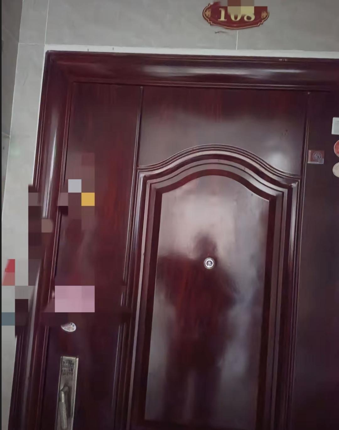 今天刷到一个帖子，挺有感触的。发帖的是个住公租房的年轻人，她说邻居退租了，买了二