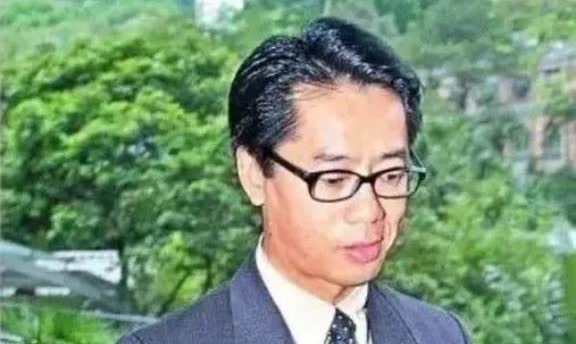 1992年，霍文芳被霍英东重金保释出狱后，霍英东便在报纸上宣布与其断绝父子关系而
