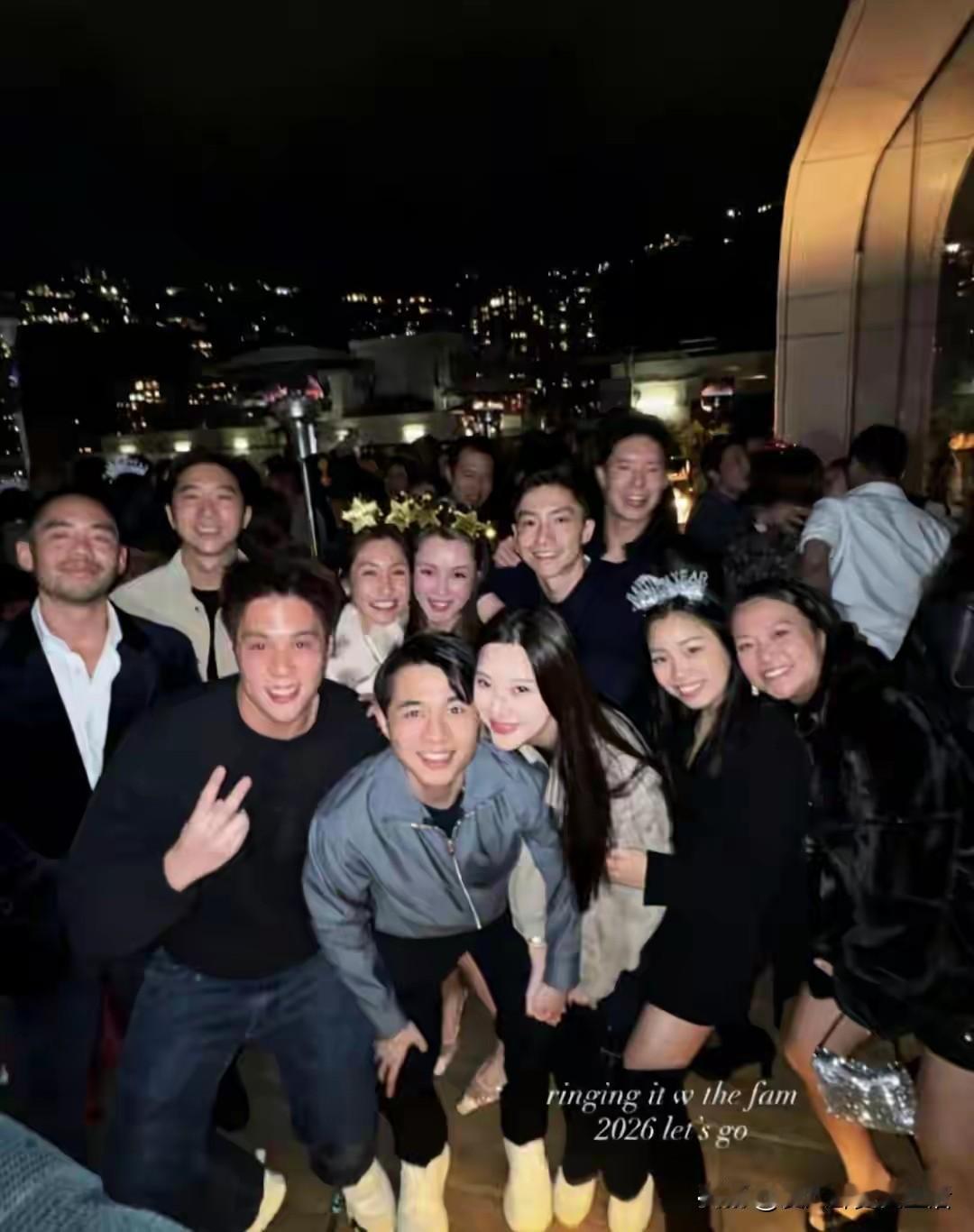 何猷君的哥哥何猷亨，终于有女朋友了。他今年32岁，是澳门赌王何鸿燊与四太梁安