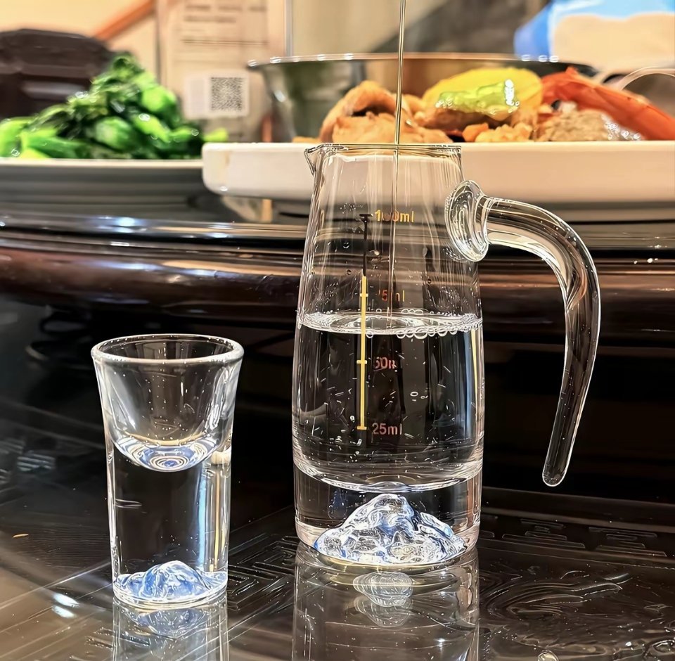 中国六大名酒：一、茅台酒；二、五粮液酒；三、泸州老窖酒；四、汾酒；五、西凤酒；六