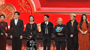 谢霆锋的江湖地位深不可测！中影董事长一上台目光就锁定了谢霆锋，目不斜视一路小跑奔