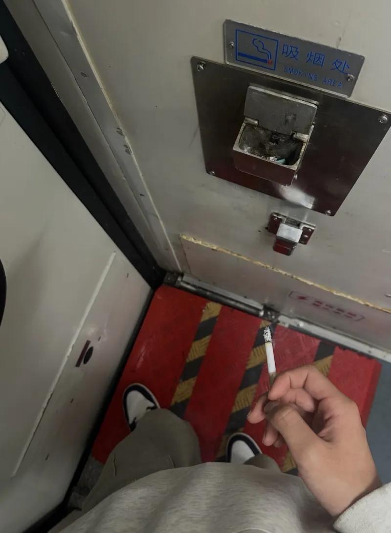 绿皮火车应不应该禁烟这事儿，争议可大了。有些烟民觉得，就因为绿皮车能吸烟才坐，
