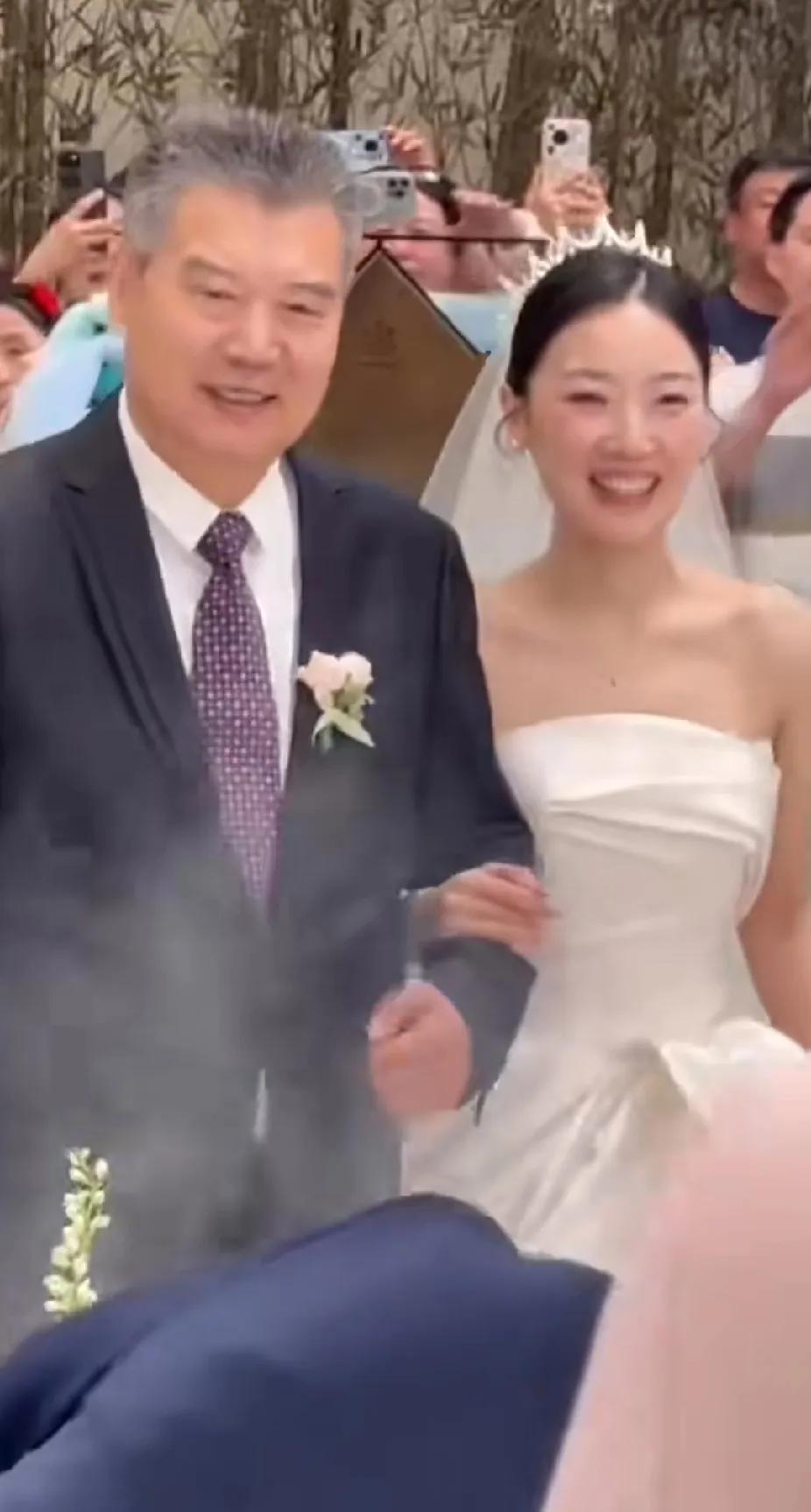 国乒教练李隼女儿大婚啦🎉赛场外，他是女儿生命里重要的人，如今送女出嫁，满是