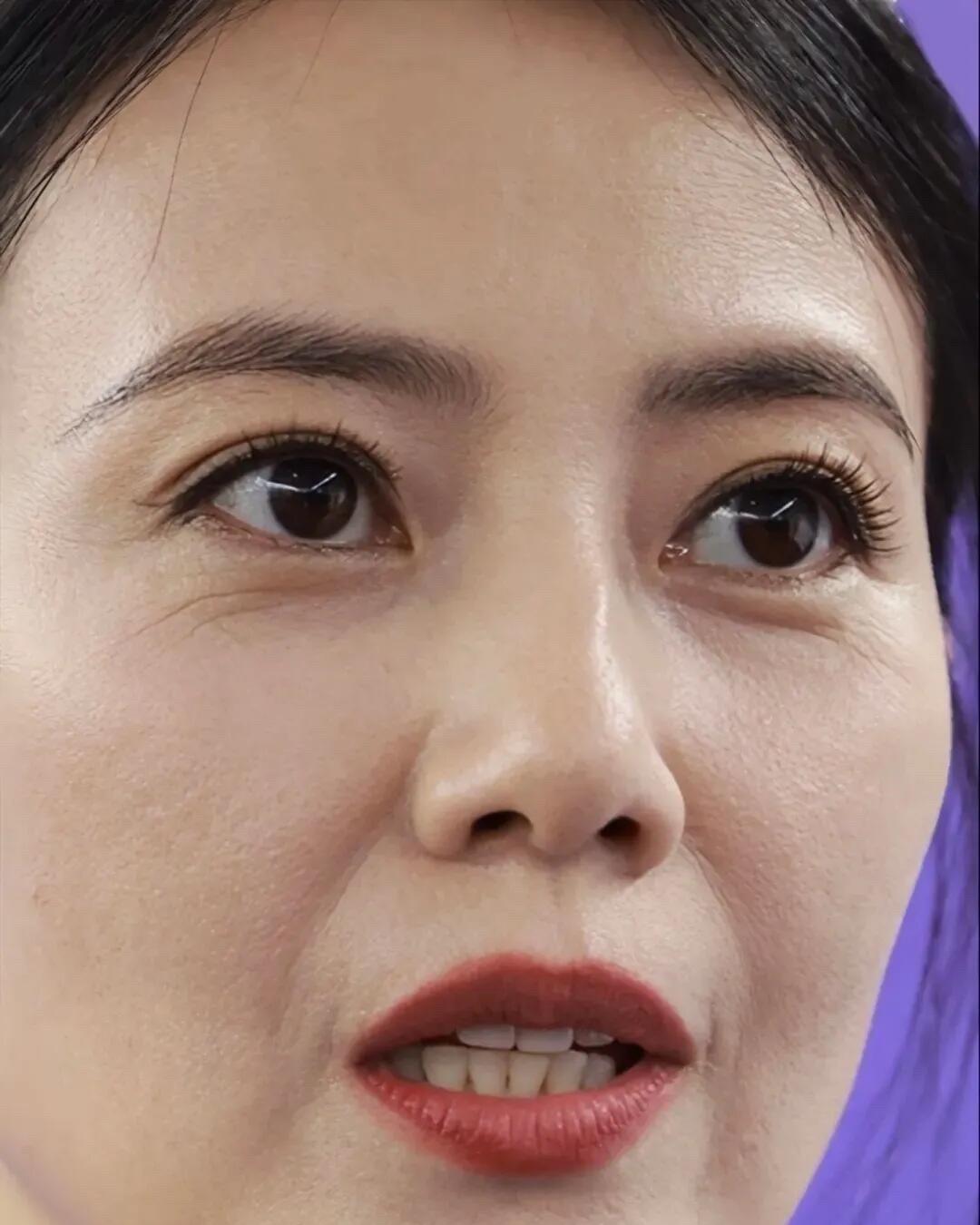 电视上看到那么美艳的女明星，真实的颜值却是这样的，脸上皱纹明显，鱼尾纹也有。而且