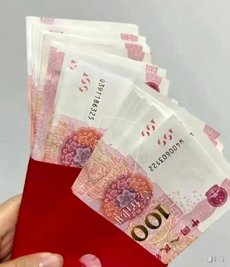 速食型拜年成了县城新标配。腊月二十八到初五，我回鲁西老家，亲眼见亲戚们把车停