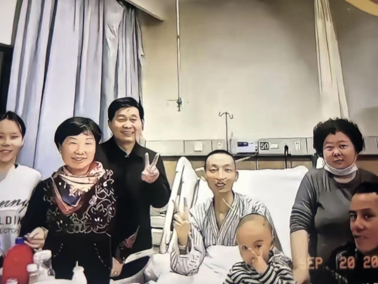 养了28年的父亲走了，郭威葬礼上没说话只对养母讲了一句：以后来坟前坐坐。许敏索赔