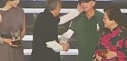 2012年，颁奖典礼上，冯小刚因为念词错误，把“黑土地”上念成“黑社会”上。导致