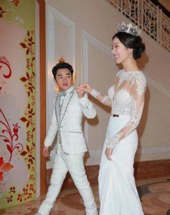 🌞2010年，当身高175厘米的选美冠军李亚男坚持要嫁给身高163厘米的王