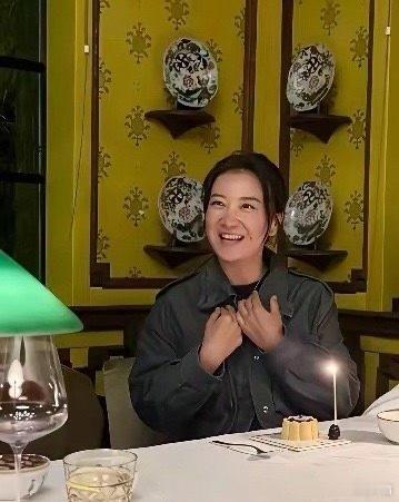 终于知道贾玲为什么瘦那么快了，过个生日才吃这么点？我三口就能吃完……​​​