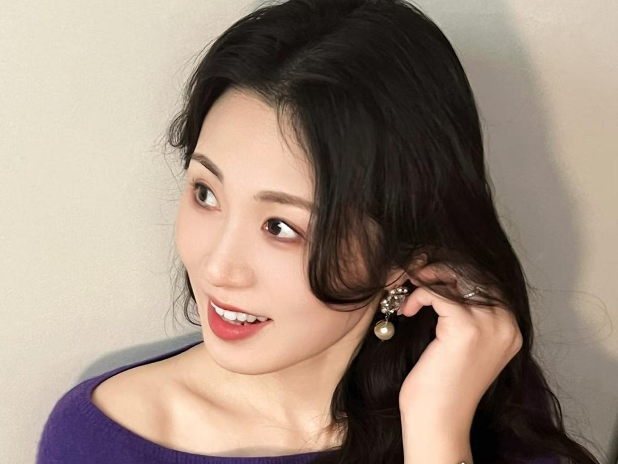 紫衫与温柔浅墙衬着紫衫的浓，像把暮色揉进了针织的纹路里你抬手拢住发梢的瞬