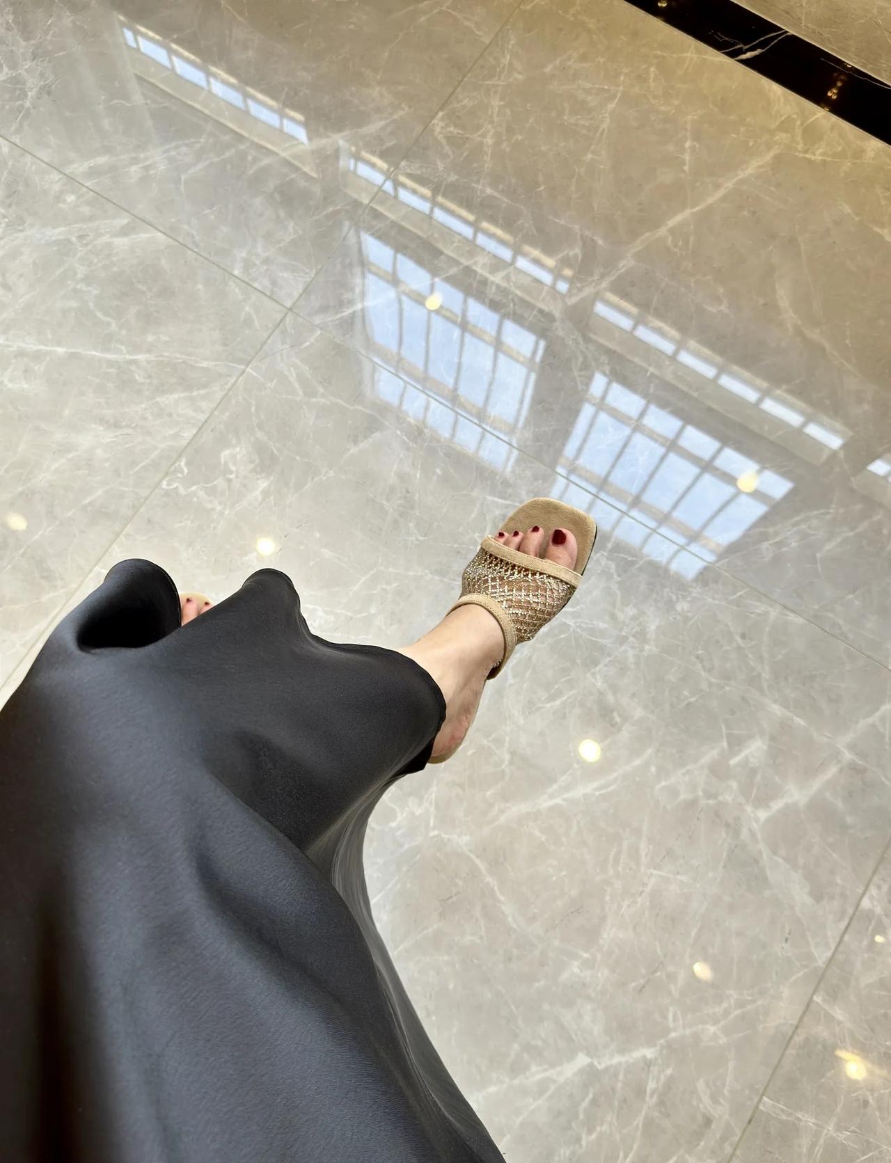 穿漂亮鞋子｜快乐翻倍穿漂亮鞋子网钻鞋外穿拖鞋女每双脚都值得总少一双鞋