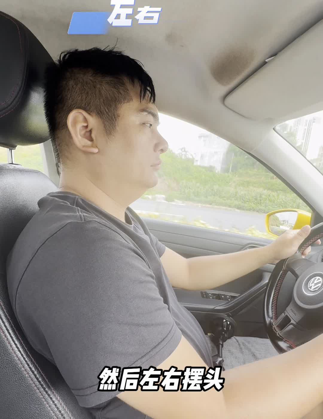科目三路口左转弯。前方路口左转，听到路口左转弯语音之后。·第一、打开左转