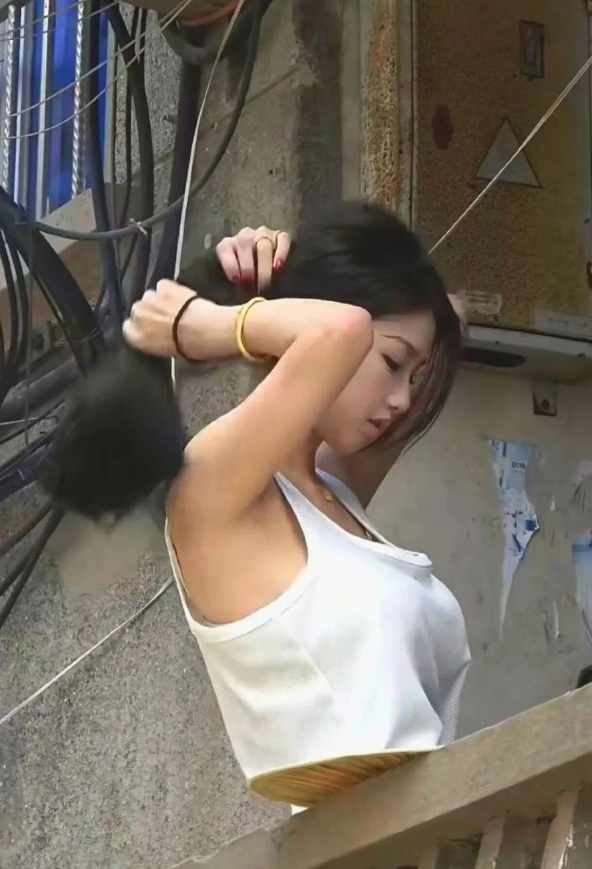 这张图有点意思这美女在整理头发。看起来只有半截身子。你看出来了吗？美女